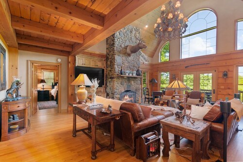 Sweetwater Lodge - Luxury Log Cabin Rental