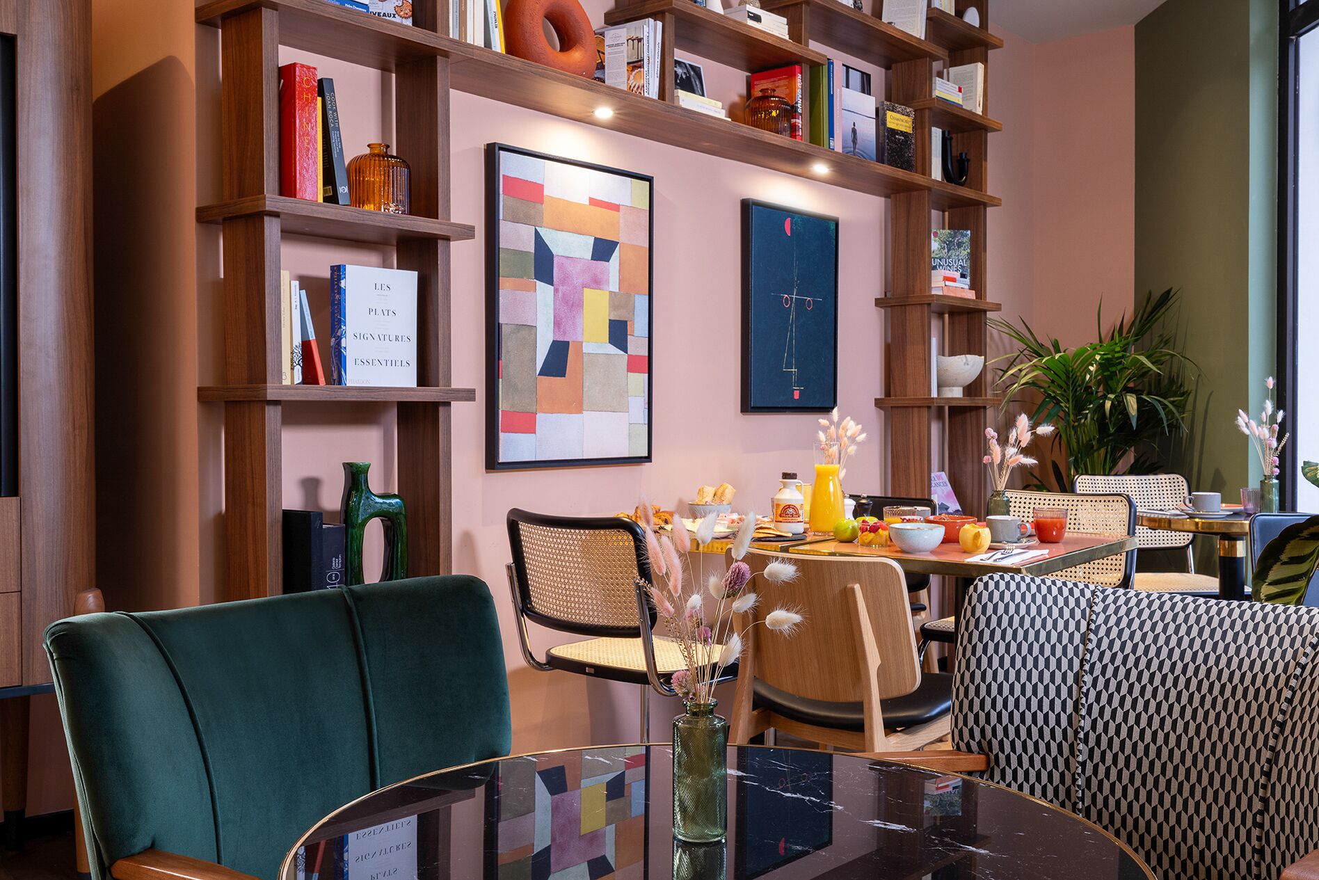 Se ofrece un desayuno bufé (18 EUR por persona)