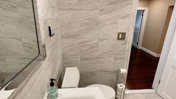 Dusche, HandtĂŒcher, Seife, Toilettenpapier