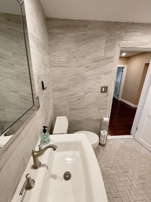 Dusche, Handtücher, Seife, Toilettenpapier