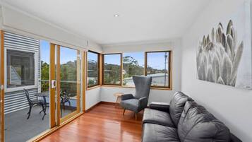 Een televisie, een open haard, Netflix en streamingdiensten