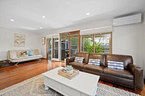 تلفزيون، مدفأة، برامج وأفلام نتفليكس، خدمات بث