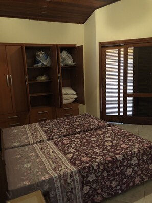 3 bedrooms, WiFi - House in Guaratuba, a few meters from the beach. (SP)