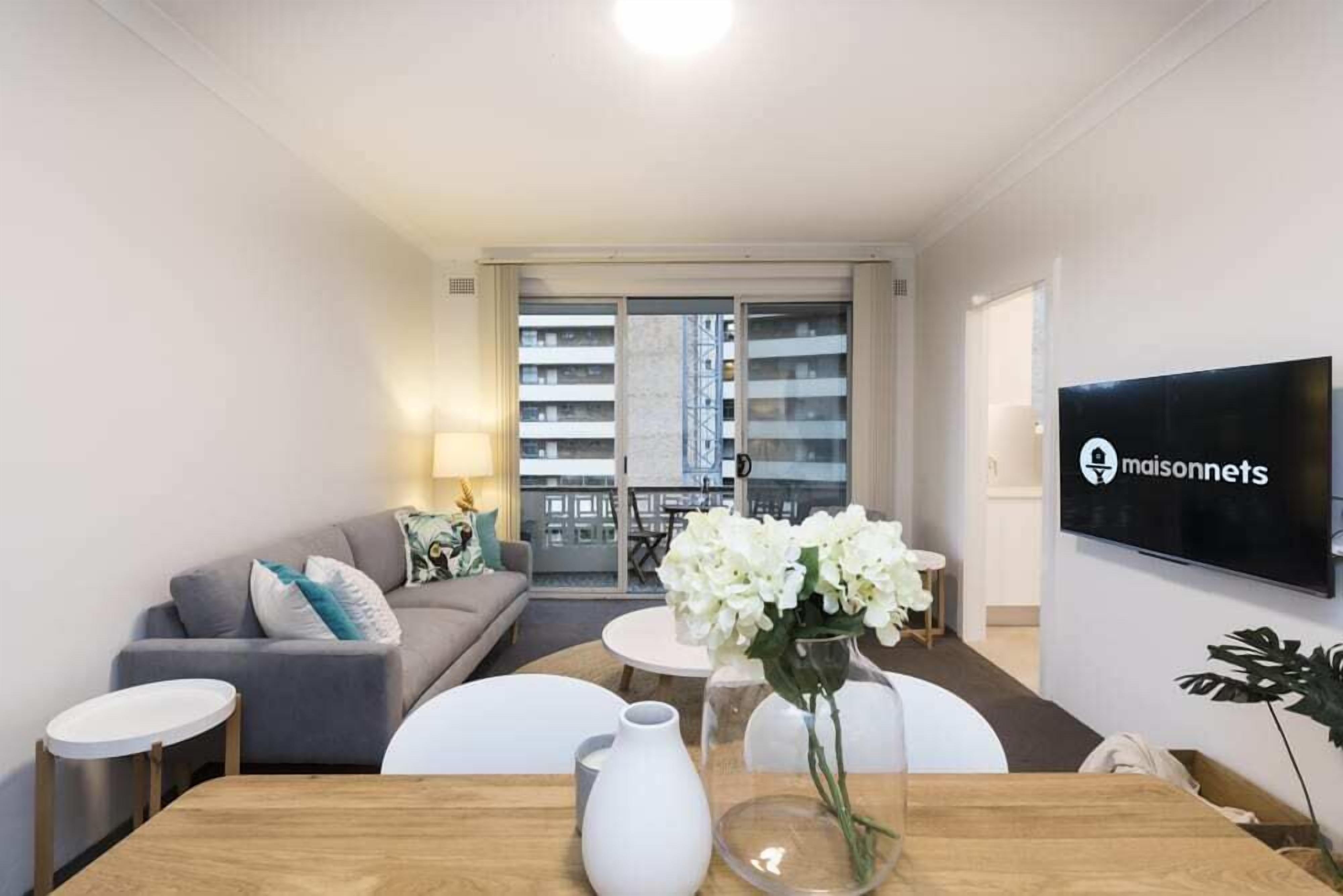 2 Bdrm Apt with Balcony & Parking, Close to Shops