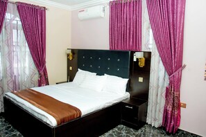 6 bedrooms, desk, iron/ironing board, free WiFi