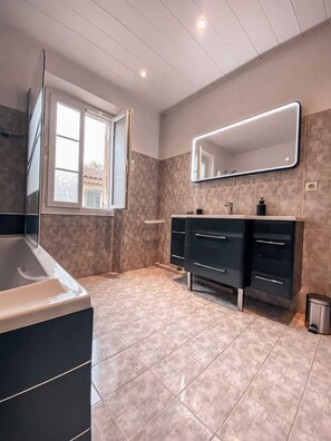 Bañera con ducha, secador de pelo, toallas