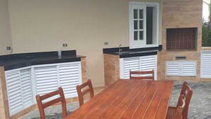 Outdoor banquet area - Casa na Praia - Guarujá (Guarujá)
