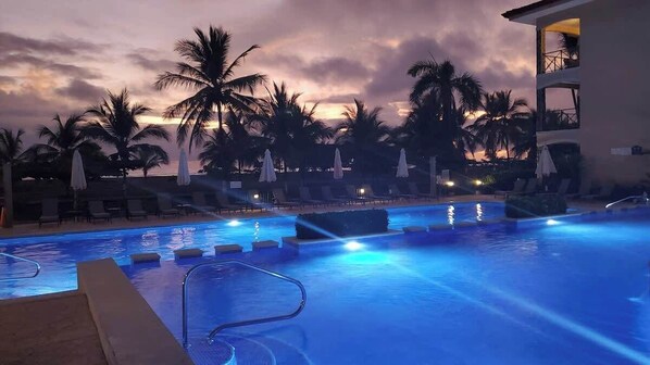 Alberca al aire libre y alberca climatizada