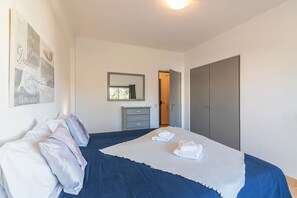 Iron/ironing board, free WiFi, bed sheets