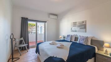 StrykjÀrn/strykbrÀda, gratis wi-fi och sÀngklÀder