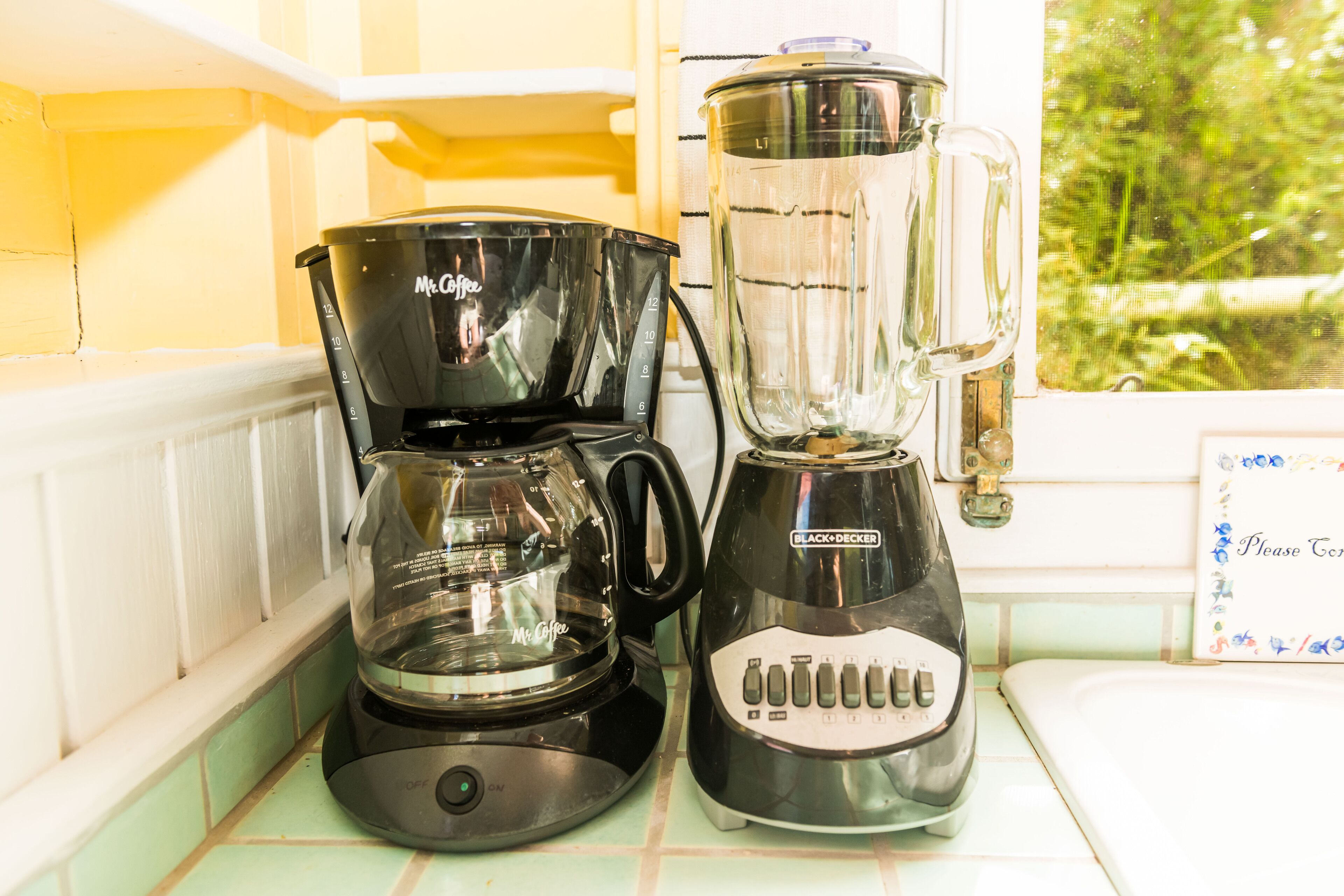 Deux machines à café sont posées sur le plan de travail de la cuisine.
