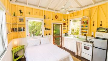 冷蔵庫、電子レンジ、オーブン、コンロ