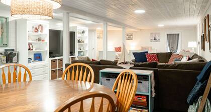 POOL, HOT TUB, PET FRIENDLY FENCED IN YARD RETREAT CLOSE TO LAKE MICHIGAN!!!