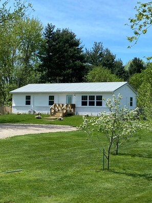 Exterior - POOL, HOT TUB, PET FRIENDLY FENCED IN YARD RETREAT CLOSE TO LAKE MICHIGAN!!! (Coloma)