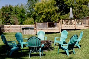 Property grounds - POOL, HOT TUB, PET FRIENDLY FENCED IN YARD RETREAT CLOSE TO LAKE MICHIGAN!!! (Coloma)