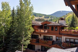 Exterior - Vintage 2-level MTN View Condo w/ fireplace, Vail Gondola + spa easy access (Vail)