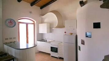 Fridge, oven, stovetop, cookware/dishes/utensils