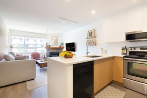 Kühlschrank, Mikrowelle, Ofen, Herdplatte