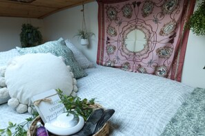 1 bedroom, bed sheets