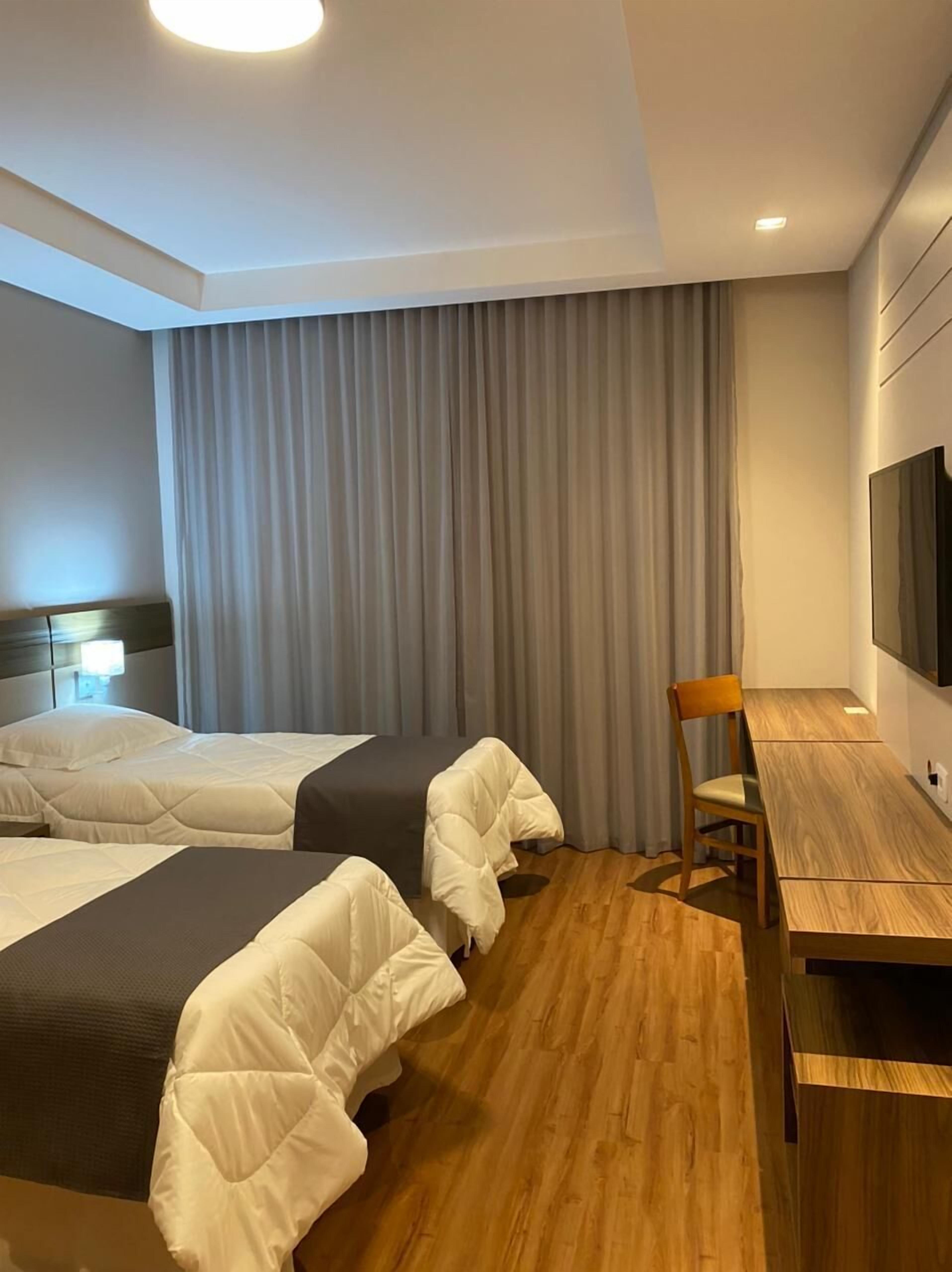 executive single room | minibar, in-room safe, desk, laptop workspace