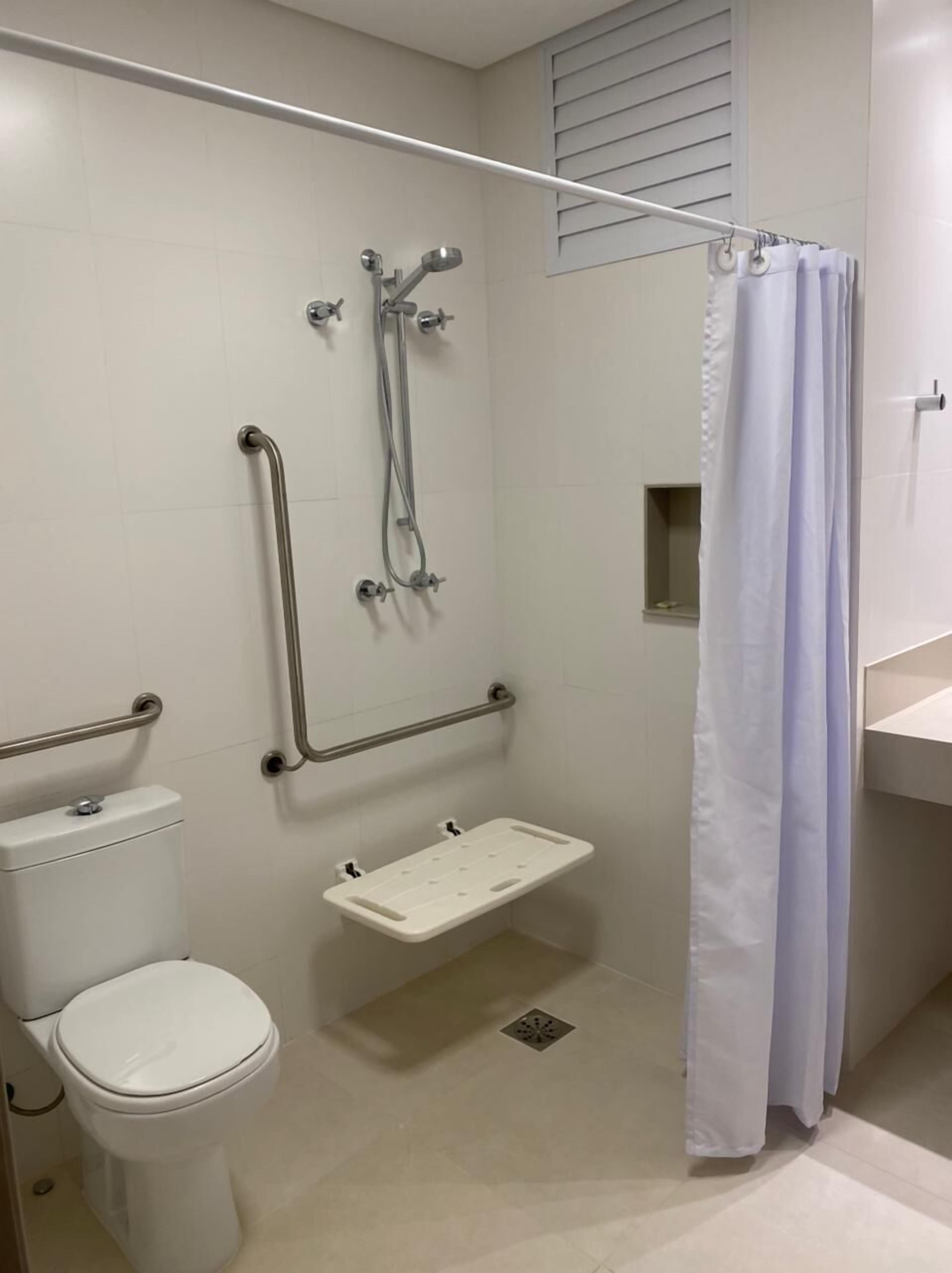 executive room | bathroom | shower, free toiletries, hair dryer, towels