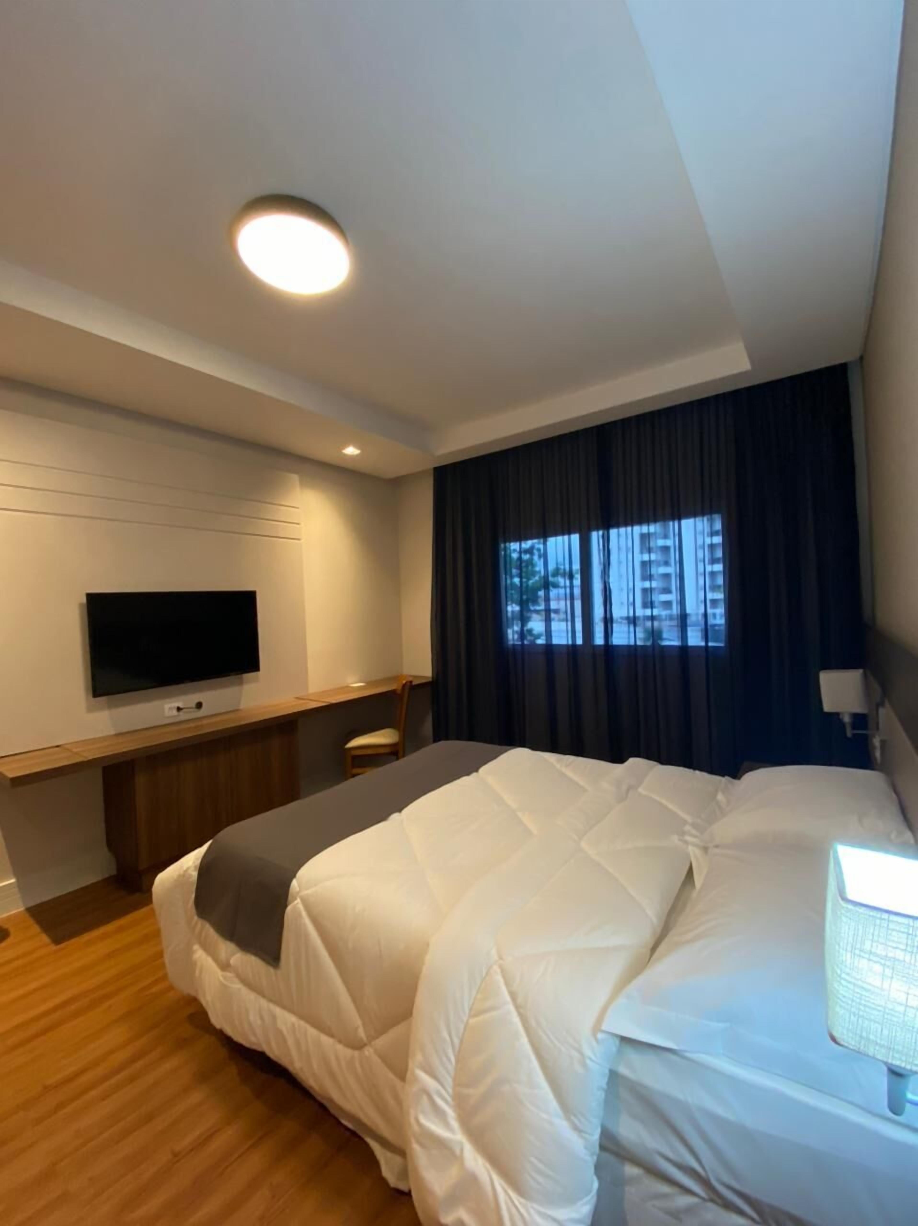 executive double room | minibar, in-room safe, desk, laptop workspace