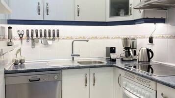 Een koelkast, een microgolfoven, een oven, een vaatwasser