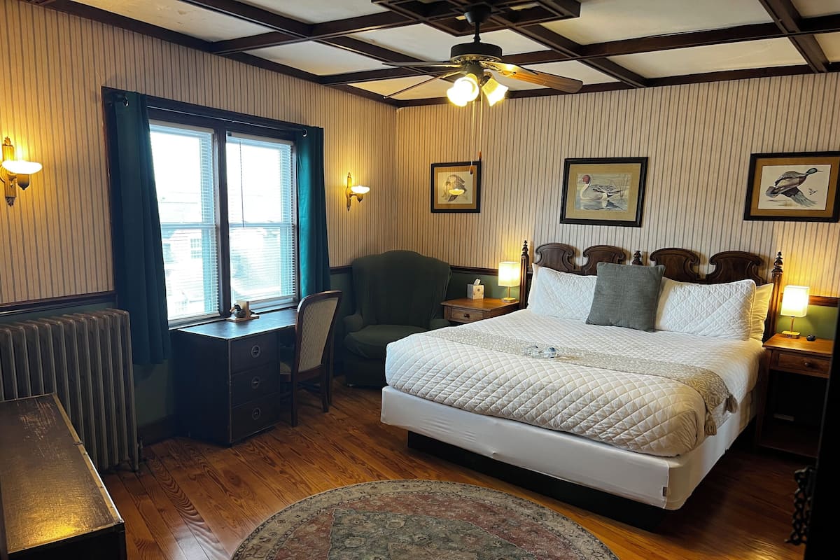 Double Room, 1 King Bed | Individually decorated, individually furnished, blackout drapes