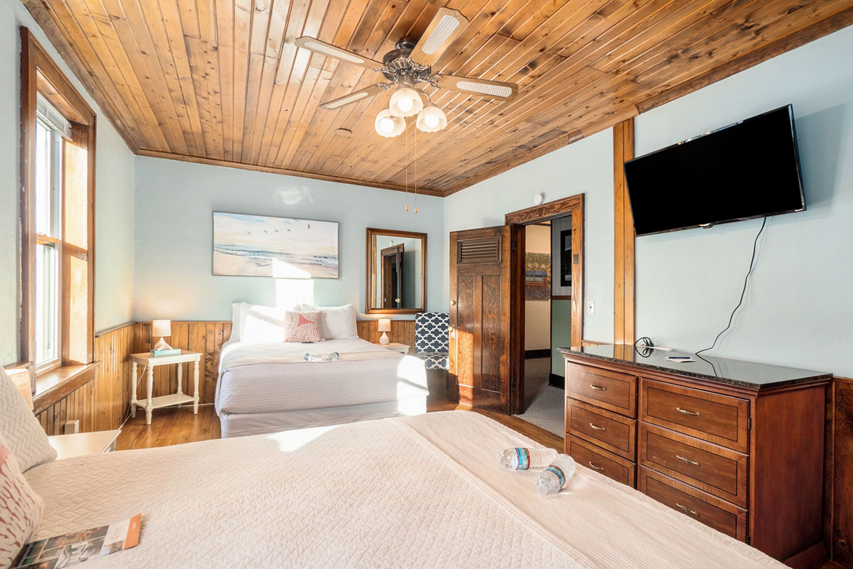 Habitación estándar doble, 2 camas de matrimonio | Decoración individual, mobiliario individual, cortinas opacas