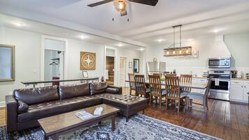 Apartment Nichols | Private kitchen | Microwave, cookware/dishes/utensils