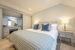 4 bedrooms, iron/ironing board, Internet, bed sheets - Bluebell Cottage, Thornham, Norfolk (Thornham)