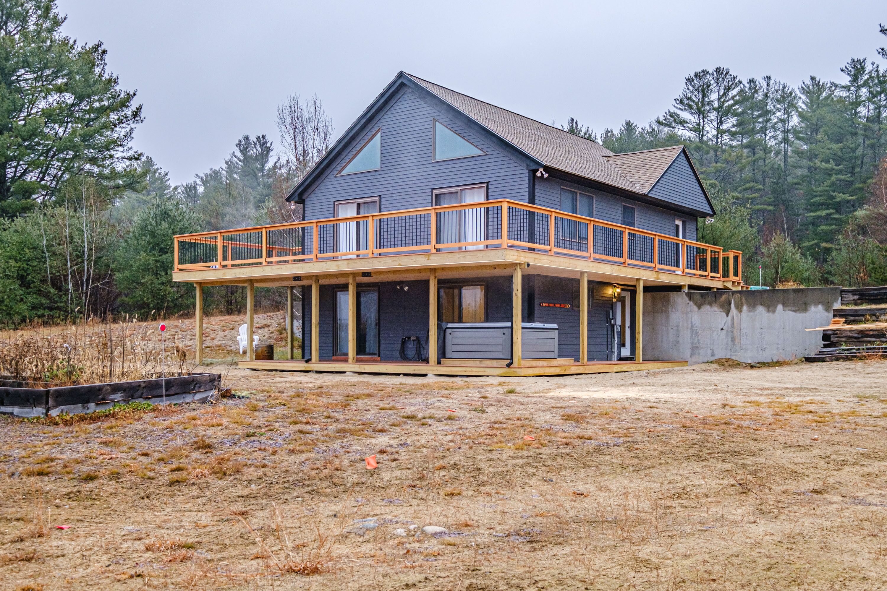 On Mountain Time - renovated ski house, hot tub, 15 minutes to Sunday River