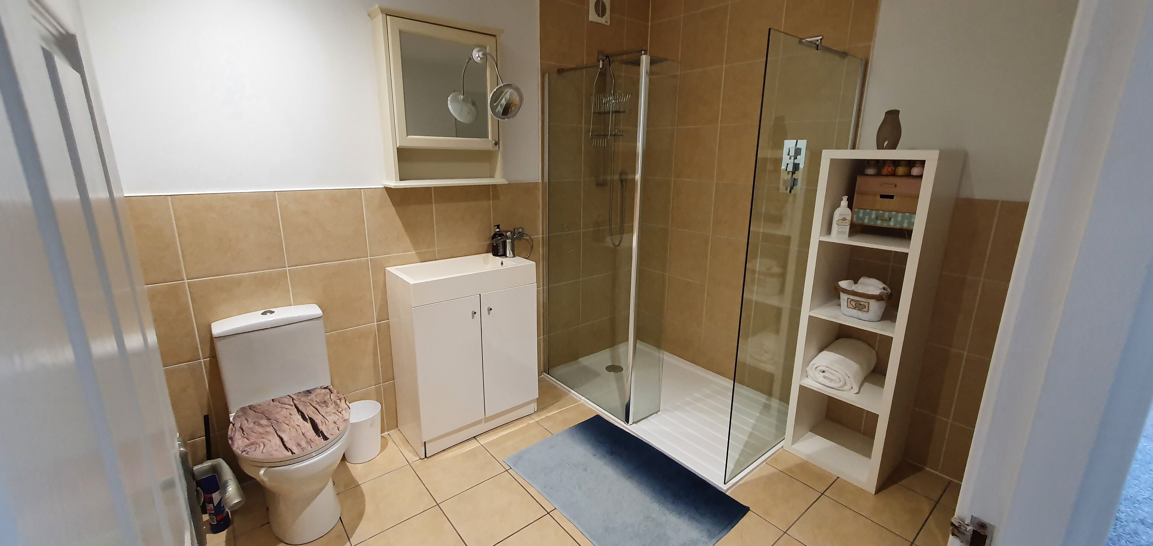 Douche, sèche-cheveux, serviettes fournies, savon