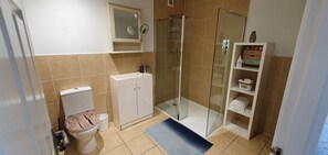 Een douche, een haardroger, handdoeken, zeep