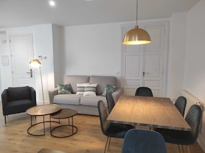 Family Apartment, Private Bathroom, Courtyard View (2 Habitaciones) | Interior - Apartamentos Petronila 1881 (Merida)