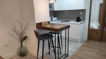 Family Apartment, Private Bathroom, Courtyard View (2 Habitaciones) | Private kitchen | Highchair