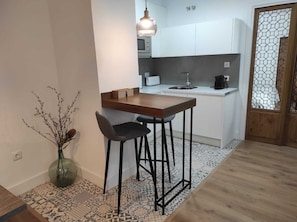 Family Apartment, Private Bathroom, Courtyard View (2 Habitaciones) | Private kitchen | High chair - Apartamentos Petronila 1881 (Merida)