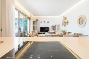 Appartement | Cuisine privée | Réfrigérateur, four à micro-ondes, un four, surface de cuisson