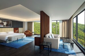 Regency, ห้องสวีท | เครื่องนอนระดับพรีเมียม, ตู้นิรภัยในห้องพัก, โต๊ะทำงาน