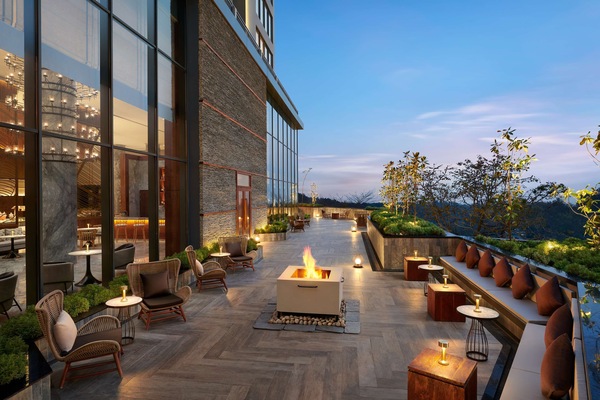 Alberca al aire libre, sombrillas en la alberca y camastros