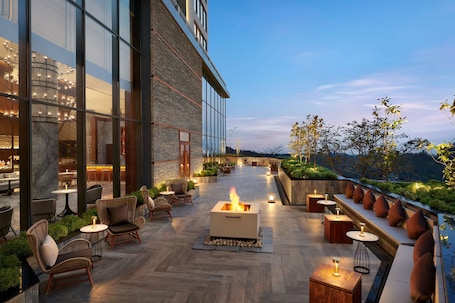 Outdoor pool, pool umbrellas, sun loungers