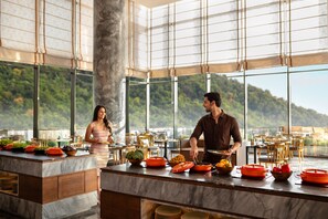 2 ravintolaa, joissa tarjoillaan aamiainen; kansainvälinen keittiö