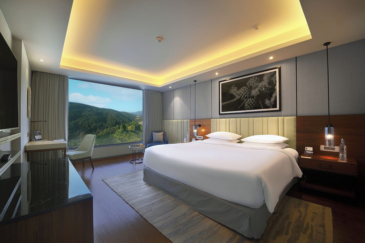 1 bedroom, premium bedding, in-room safe, desk