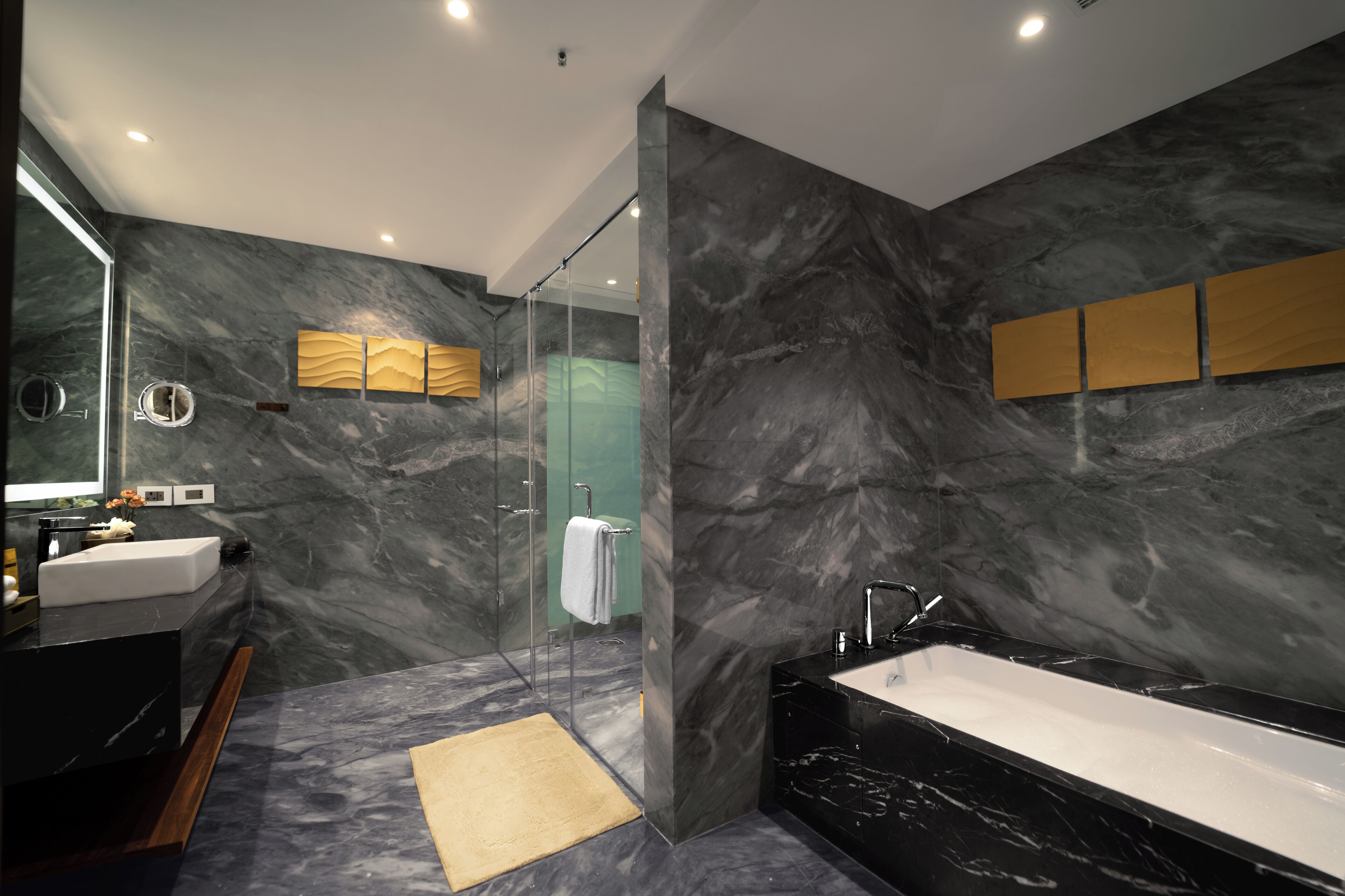 Kelengkapan dandanan diri percuma, pengering rambut, jubah mandi 