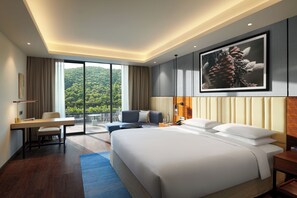 Ropa de cama de alta calidad y caja de seguridad en la habitación 