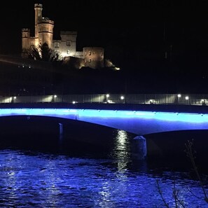 A bridge with a castle in the background. - Charming 2-bed Cabin in Inverness, Scotland (Inverness)