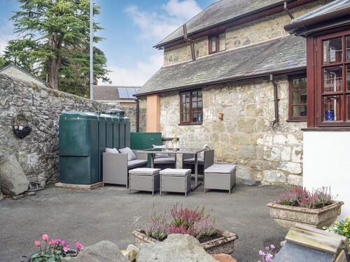 Set in the picturesque border town of Montgomery, close to all town amenities.