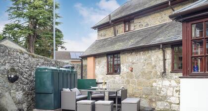 Set in the picturesque border town of Montgomery, close to all town amenities.