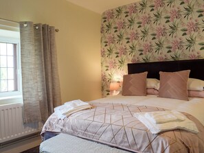 3 bedrooms, free WiFi, bed sheets - Set in the picturesque border town of Montgomery, close to all town amenities. (Montgomery, near Welshpool)