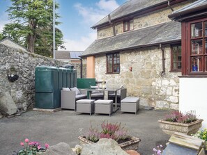 Outdoor dining - Set in the picturesque border town of Montgomery, close to all town amenities. (Montgomery, near Welshpool)